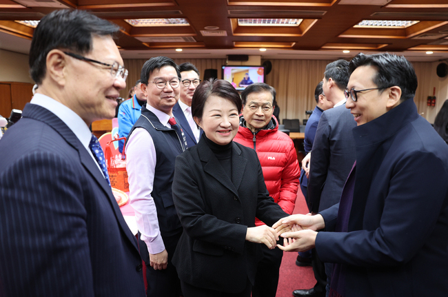 傳與朱有默契不選黨主席 盧秀燕：很多消息我不知道 | 華視新聞