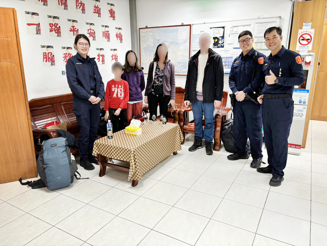 法籍男一家4口遊九份 行李遺落公車瑞芳警助尋回 | 華視新聞