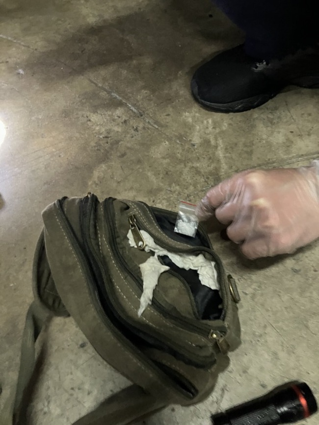 毒男遇盤查逃逸 新店警車上搜毒品開9張罰單 | 華視新聞