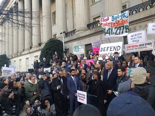 川普強勢改組聯邦機構 法院、國會與街頭掀反抗浪潮