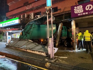 基隆民間垃圾車煞車失靈下滑撞店家 幸無人傷