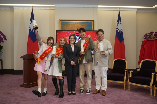 蕭副總統委託拍片 「廣告」主持人笑喊國家級任務 | 華視新聞