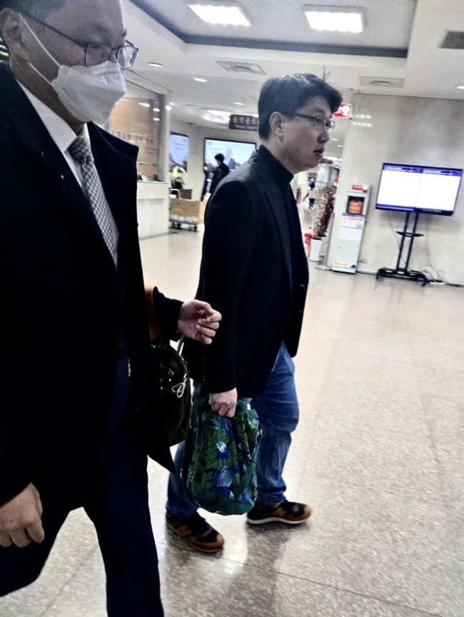 指柯文哲帶不明金錢回家挨告  許富舜赴北檢說明 | 華視新聞