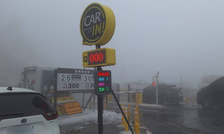 寒流來襲遊客盼降雪  合歡山武嶺停車場爆滿