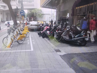 台中女子酒後開車暴衝人行道 波及15車1人傷