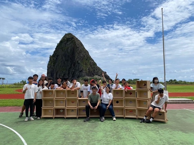 公東高工助蘭嶼國中生修繕 設計可堆疊原民特色書櫃 | 華視新聞