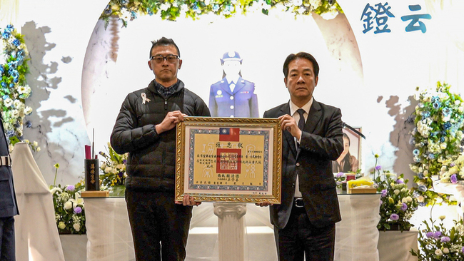 賴總統親頒旌忠狀  表彰空軍士官長胡鐙云保家衛國 | 華視新聞
