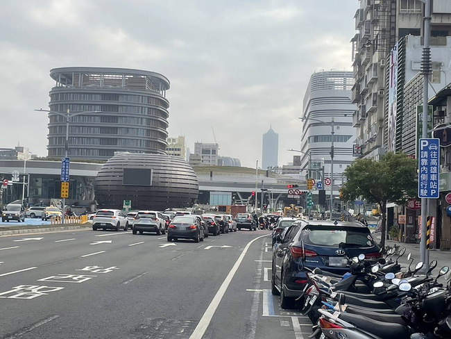 強化高雄車站地下停車場指引 市府增設標誌 | 華視新聞