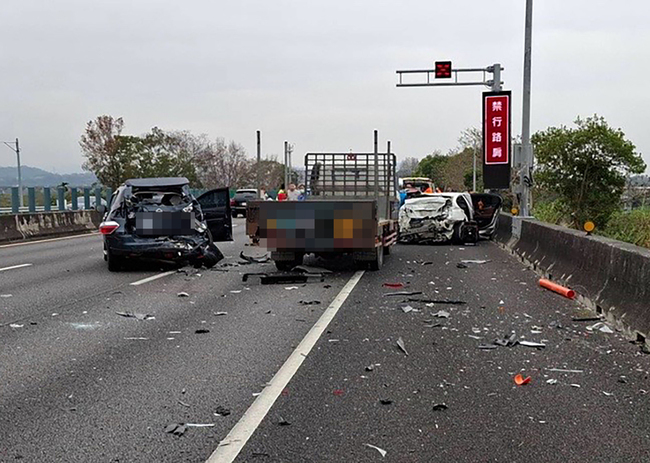 國3南下名間至竹山路段4車事故 4人輕傷 | 華視新聞