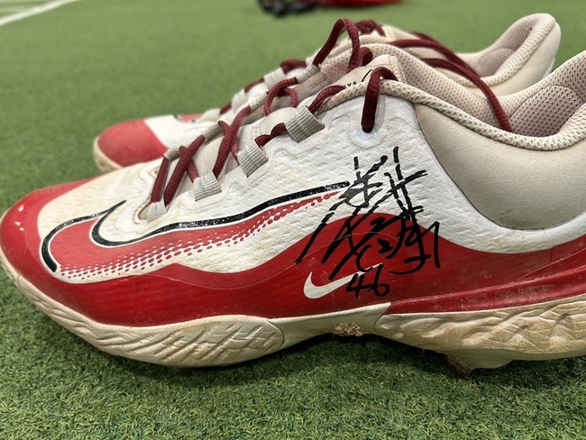 味全龍公益競標 林凱威劉基鴻捐實戰球具助偏鄉棒球 | 華視新聞