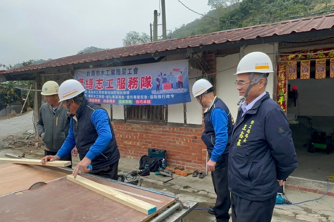 台南做工行善團元宵節前趕工 助震災弱勢戶修繕 | 華視新聞