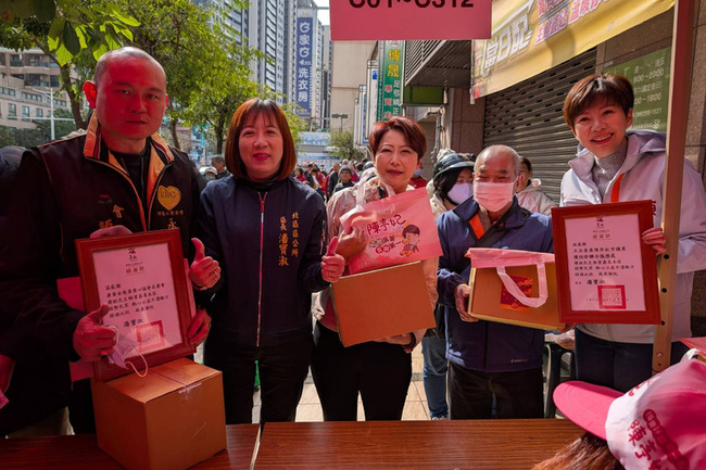 陳亭妃結合民間團體 元宵前送暖南市北區低收戶 | 華視新聞