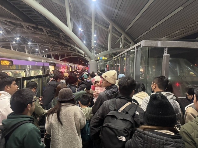 台灣燈會在桃園試營運 首週末機捷湧近30萬人次 | 華視新聞
