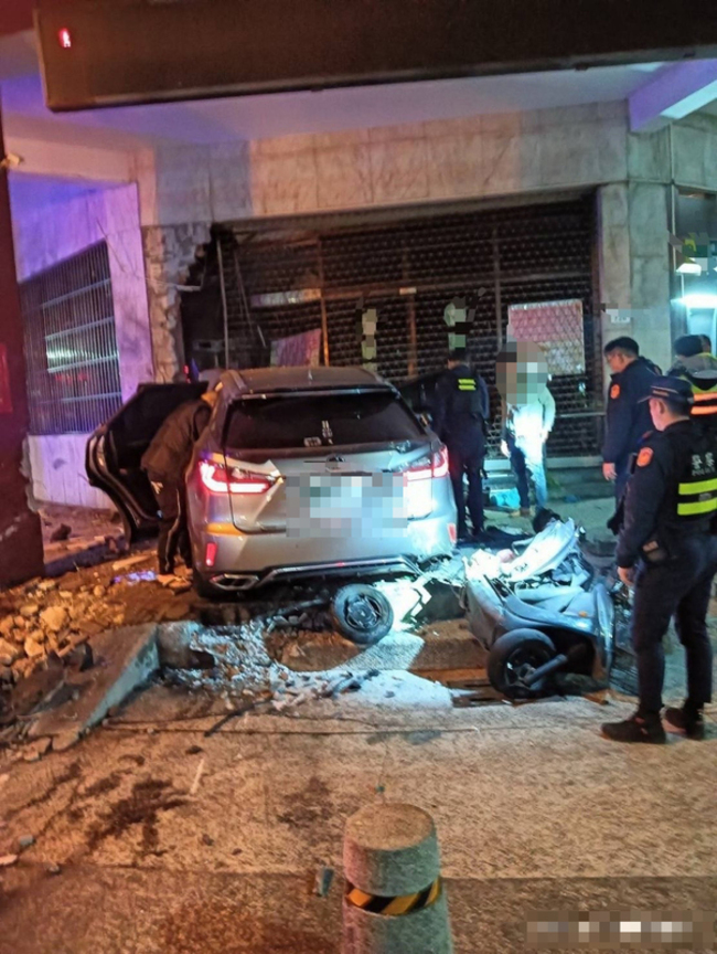 高雄男飲酒開車遭警尾隨逃逸失控 撞毀農會大門 | 華視新聞