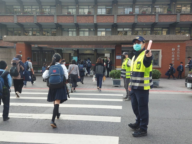 北市開學日 警增派138處交通崗位152人疏導 | 華視新聞
