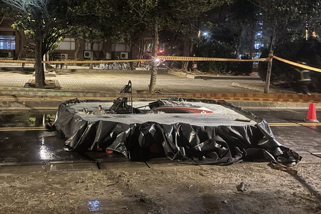 成大研發電動車測試起火 消防隊滅火毯搭配浸水撲滅 | 華視新聞