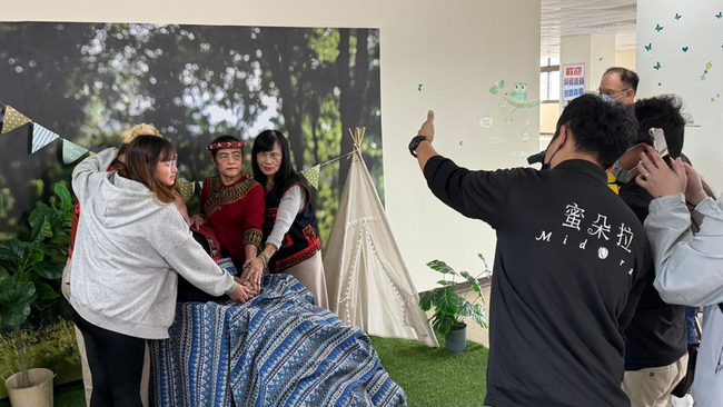 為植物人留下全家福照 屏東婚紗團隊半年圓夢46組 | 華視新聞