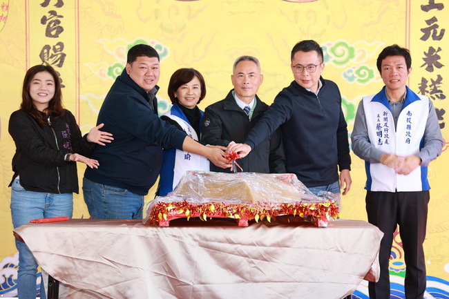 南投松柏嶺受天宮慶元宵 8888斤米糕桃分享信眾 | 華視新聞