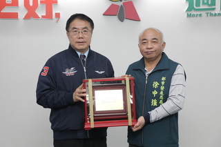 台南市都發局長徐中強2/16退職  黃偉哲贈感謝牌