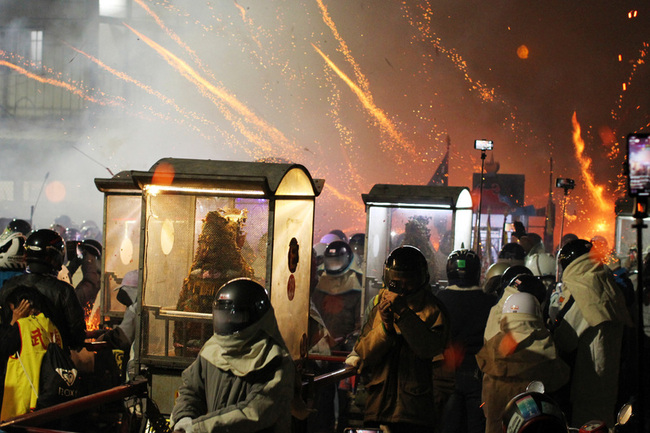 鹽水蜂炮首波夜間施放 遊客尖叫大呼體驗難得 | 華視新聞