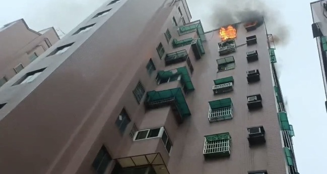 台南清晨大樓火警疏散33人 屋主自行逃出送醫 | 華視新聞