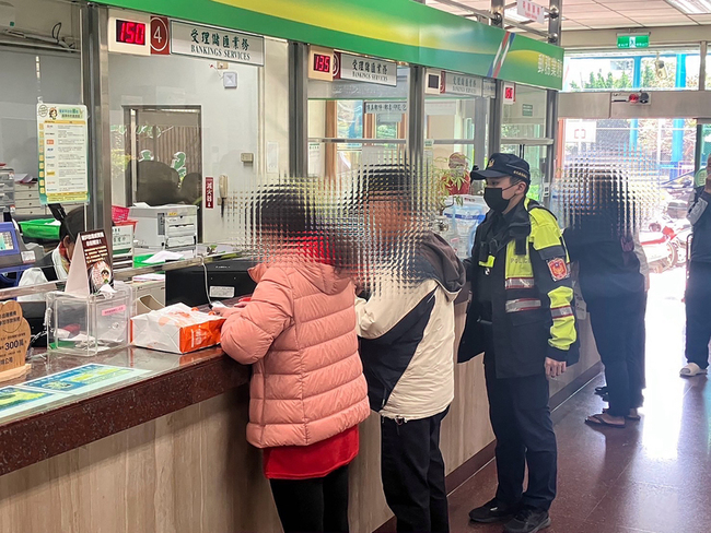 假公務員騙彰化男匯款 郵局經理報警攔詐保50萬存款 | 華視新聞