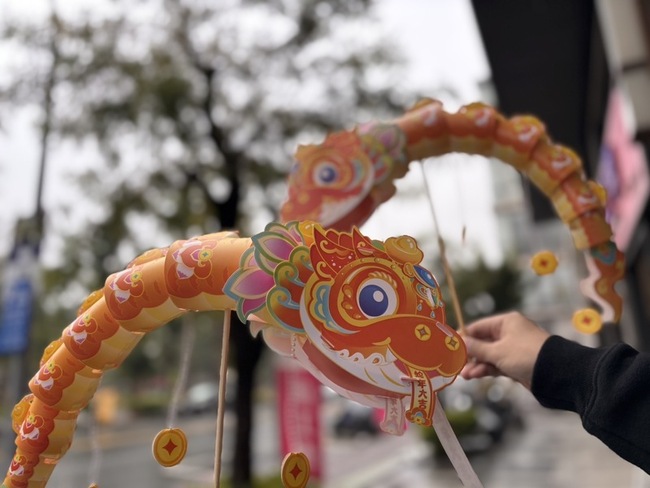 高雄觀光圈慶元宵 消費送限量舞蛇提燈 | 華視新聞