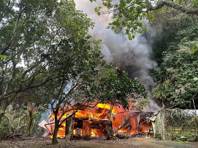 飼主煮飼料忘關火  萬里雞舍2隻狗與雞隻被燒死 | 華視新聞