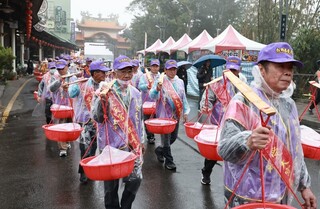 南投受天宮慶元宵  300信眾扁擔挑米糕桃重現傳統