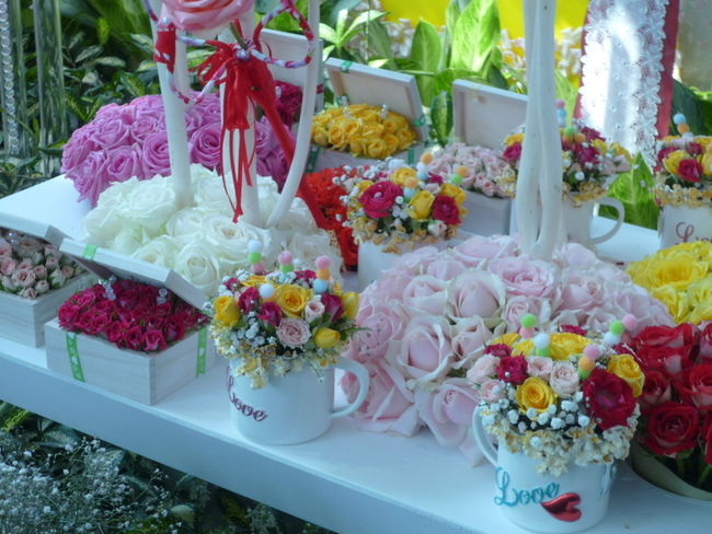 天冷玫瑰減產價揚  情人節陽春花束1000元 | 華視新聞