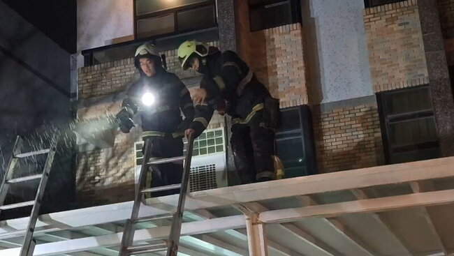 台東住宅火警男童及時發現濃煙 7人逃陽台獲救 | 華視新聞