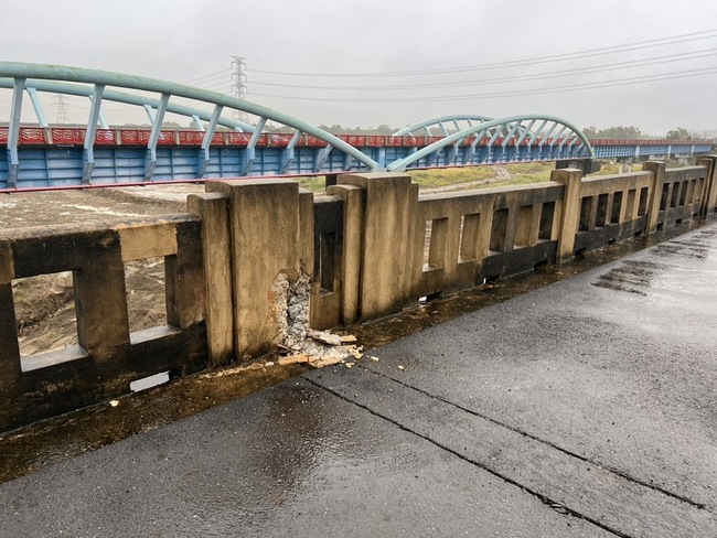 近百年曾文溪渡槽橋 地震崩落橋面柱粉刷層未損結構 | 華視新聞