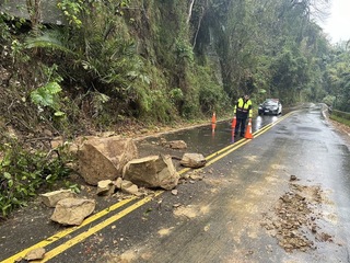 苗栗南庄124線土石崩落 三灣鄉道路基崩塌