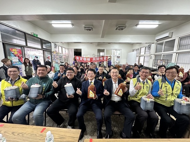 會計師公會贈醬油豆瓣醬 加惠嘉縣63個老人食堂 | 華視新聞