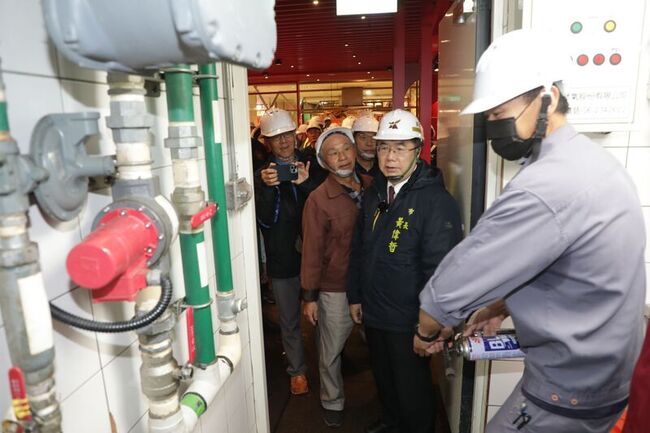 黃偉哲視察新光三越台南新天地  確保公共安全 | 華視新聞