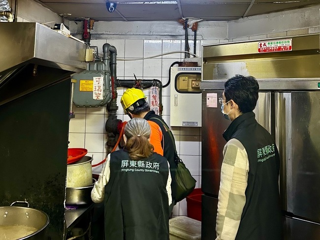 屏東巡檢百貨商場  2處避難出入口阻塞其餘正常 | 華視新聞