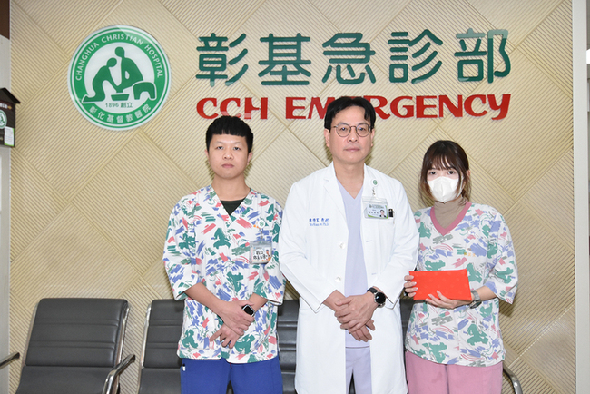 2護理師逛街救新光三越氣爆傷患  彰基頒10萬禮券 | 華視新聞