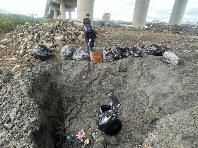五股疏洪道堤防工程遭倒垃圾 新北提報檢警追查 | 華視新聞