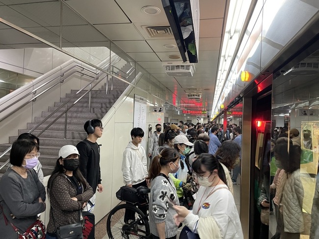 高雄捷運列車氣壓不足拖回檢修 2小時多恢復營運 | 華視新聞