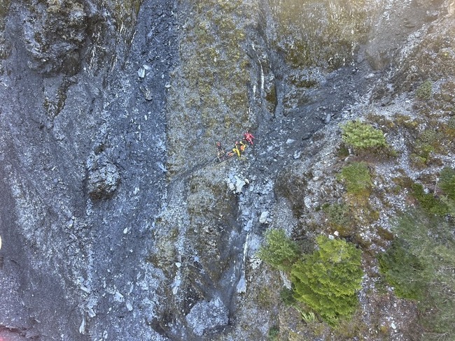 女山友跌落烏拉孟斷崖罹難 直升機成功吊掛遺體 | 華視新聞