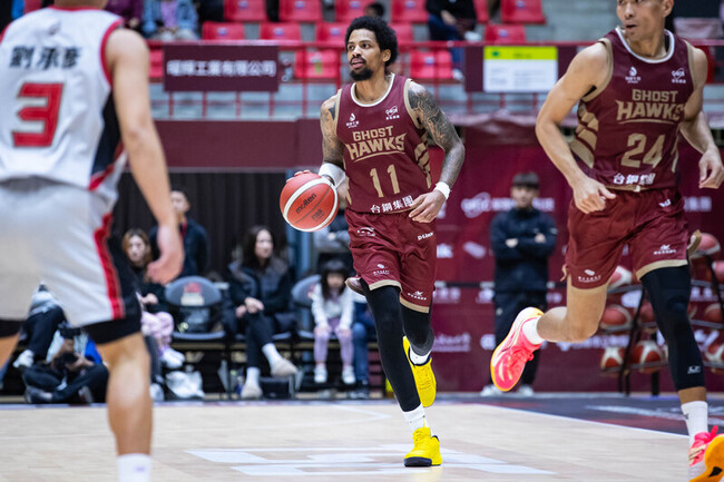 獵鷹勝鋼鐵人  飛雷神、艾賽亞同場40分PLG第2次 | 華視新聞