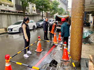 七堵國小旁水溝破損 議員憂學童踩空受傷