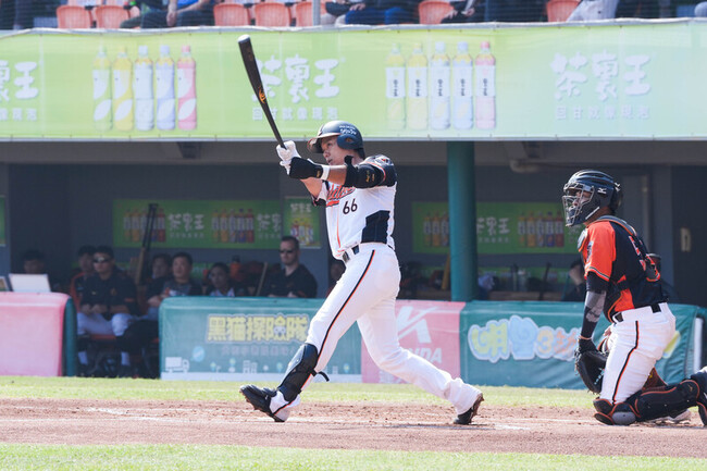 統一獅春訓首場紅白對抗賽平手 陳重廷攻守俱佳 | 華視新聞