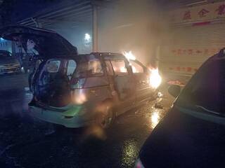 恆春鎮保養廠外老車突自燃 消防迅速撲滅無人傷