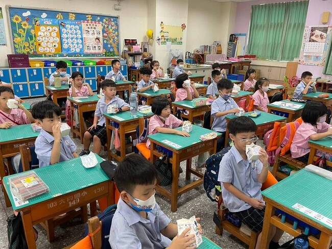 嘉市續辦班班喝鮮奶 逾2萬學童受惠 | 華視新聞