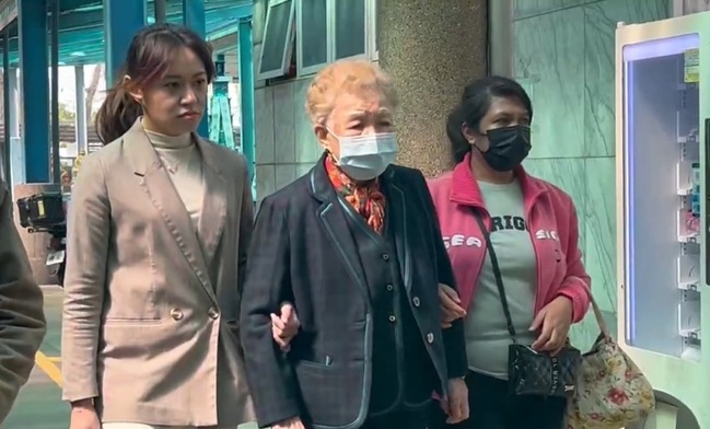 柯文哲父親柯承發病逝 柯媽哀戚抵殯儀館數度落淚 | 華視新聞