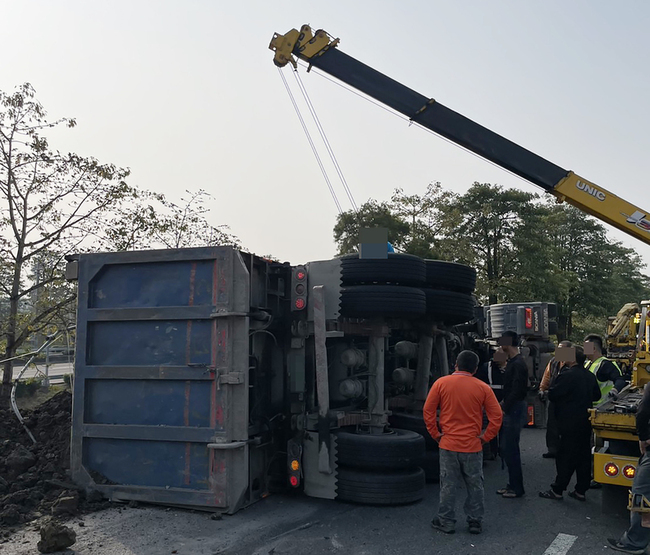 國1南向北斗交流道聯結車翻覆 駕駛受輕傷 | 華視新聞