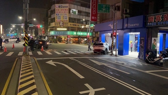 男子台南市區駕車蛇行 擦撞4汽機車1人送醫 | 華視新聞