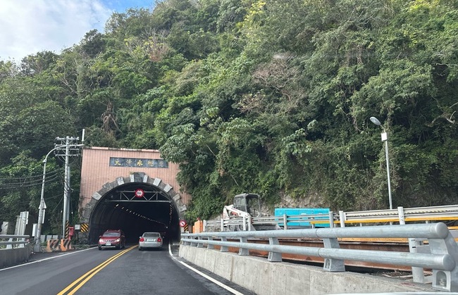 228連假估蘇花路廊車多  時段性車種管制紓解車流 | 華視新聞