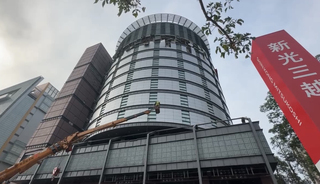 台中新光三越拆除外牆懸掛物  中市要求18日完成